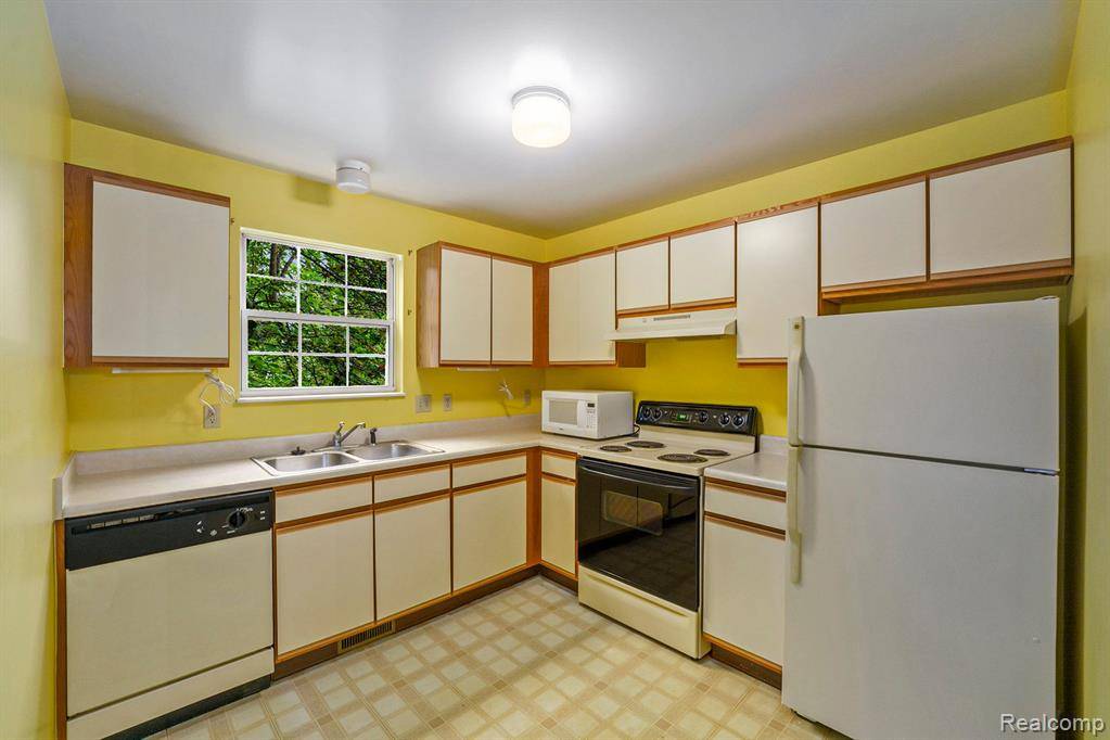South Lyon, MI 48178,225 BROOKWOOD Drive 4