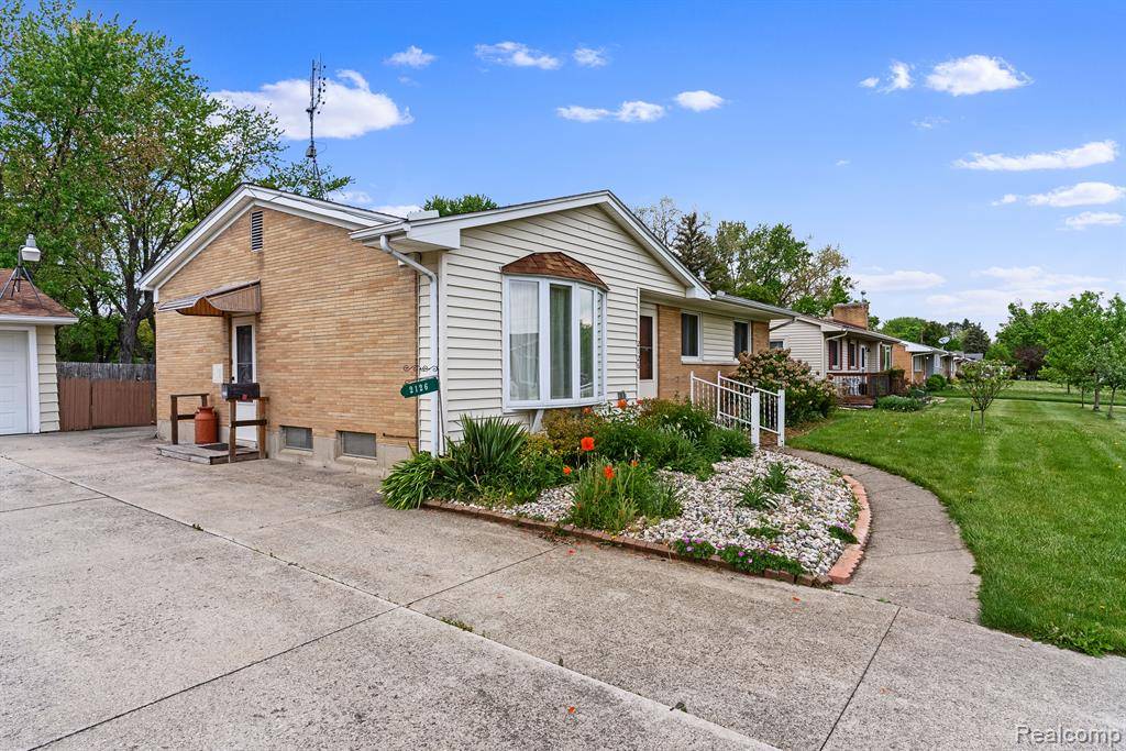 Flint Twp, MI 48532,2126 DEERFIELD Drive