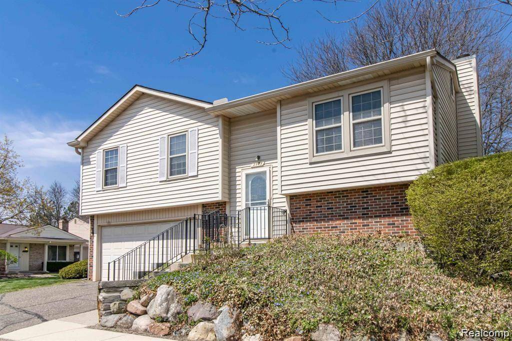Troy, MI 48083,2975 ROUNDTREE Drive