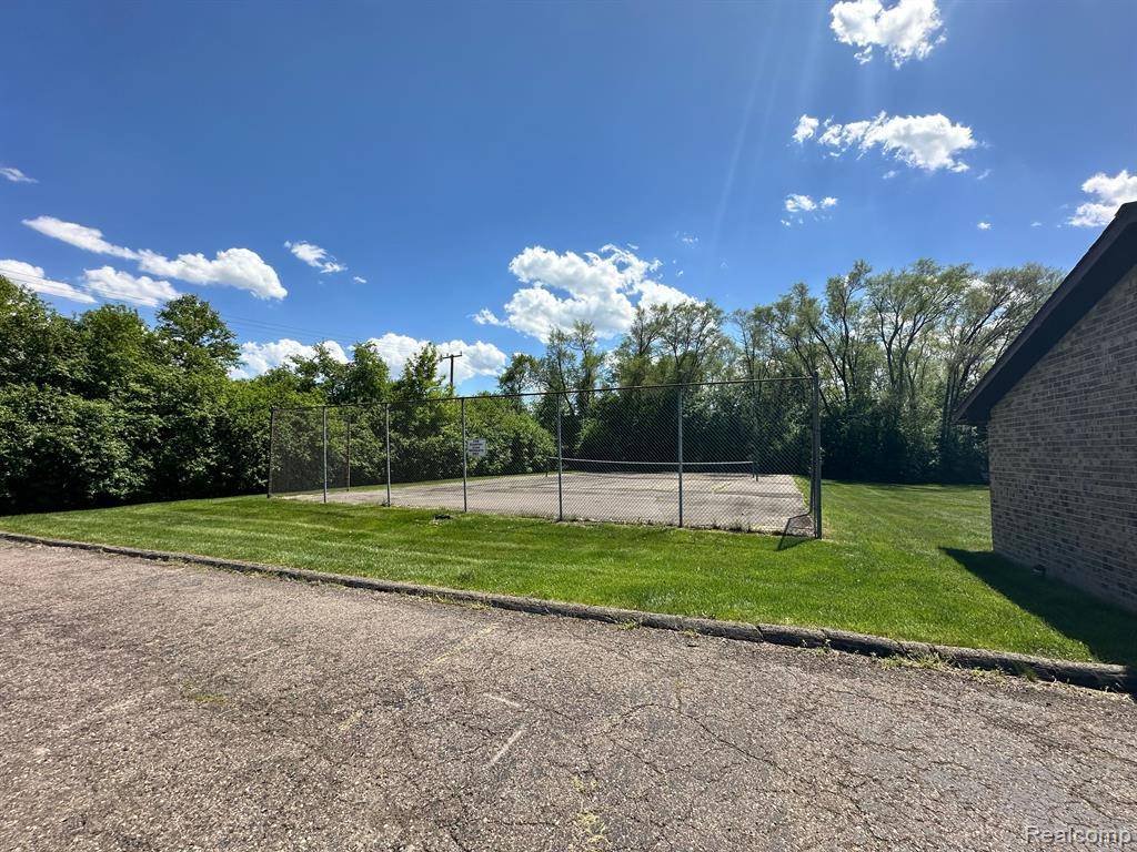 Farmington Hills, MI 48334,30475 W 14 MILE Road 95