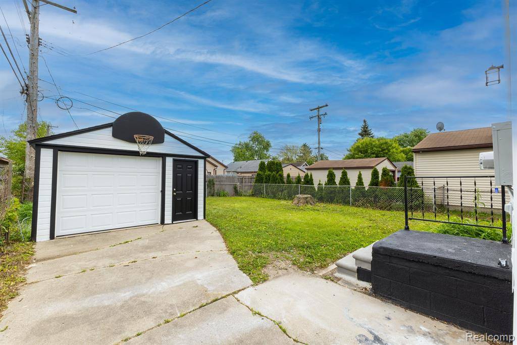 Roseville, MI 48066,27396 BEECHURST Street