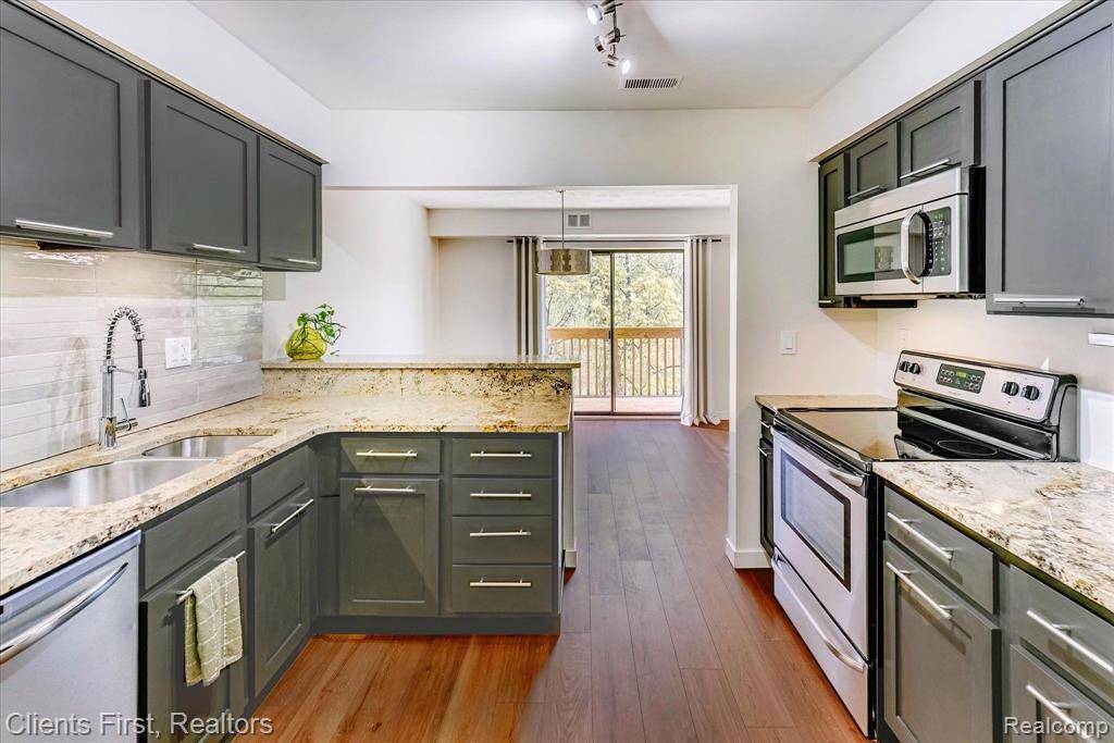 Rochester Hills, MI 48309,1687 RIVERSIDE Drive 18