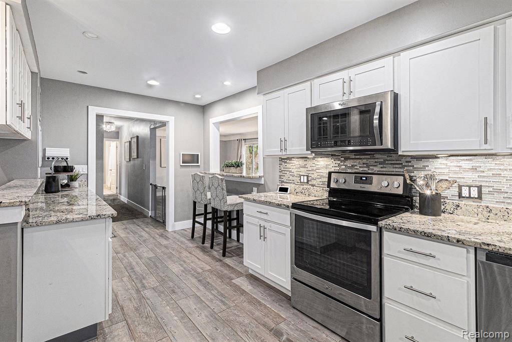 Livonia, MI 48154,16303 POLLYANNA Street