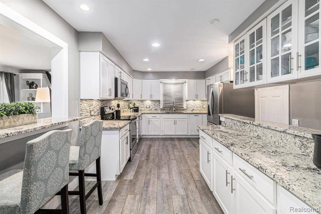 Livonia, MI 48154,16303 POLLYANNA Street