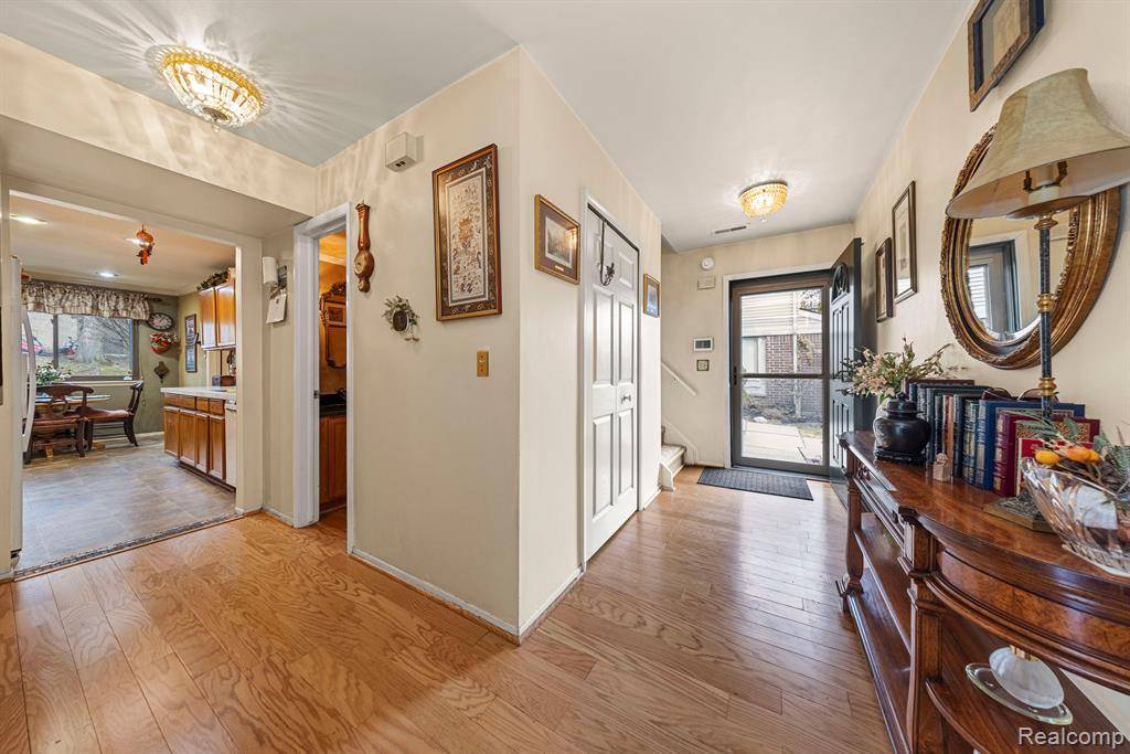 Southfield, MI 48034,29765 FARMBROOK VILLA Lane