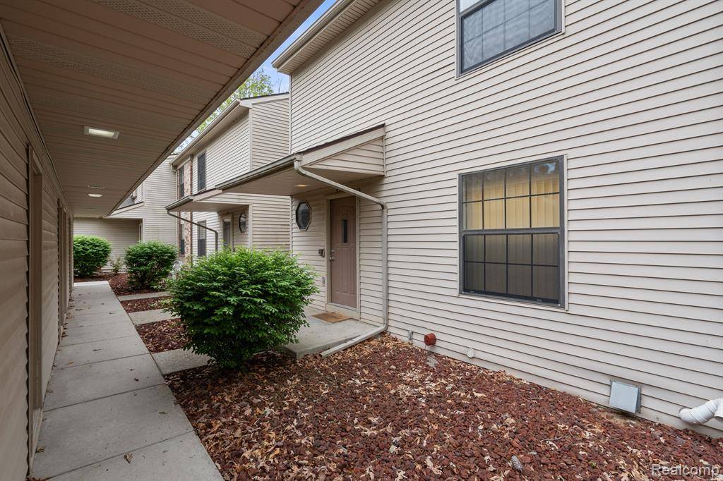Waterford Twp, MI 48329,4921 OAK HILL Drive