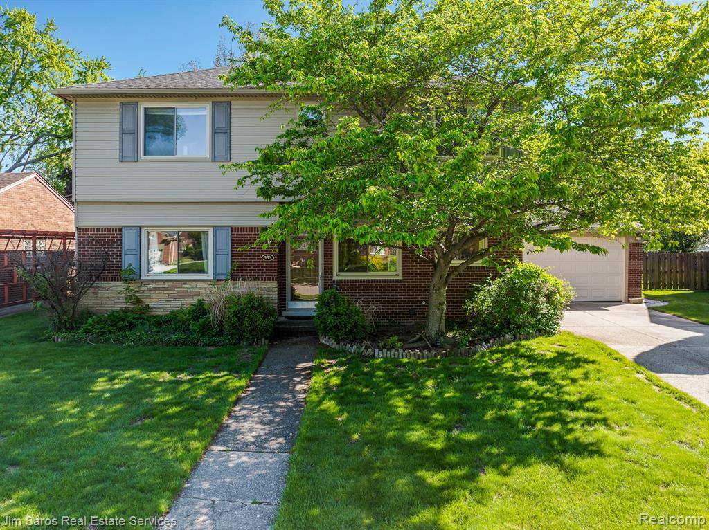 Grosse Pointe Woods, MI 48236,935 S BRYS Drive