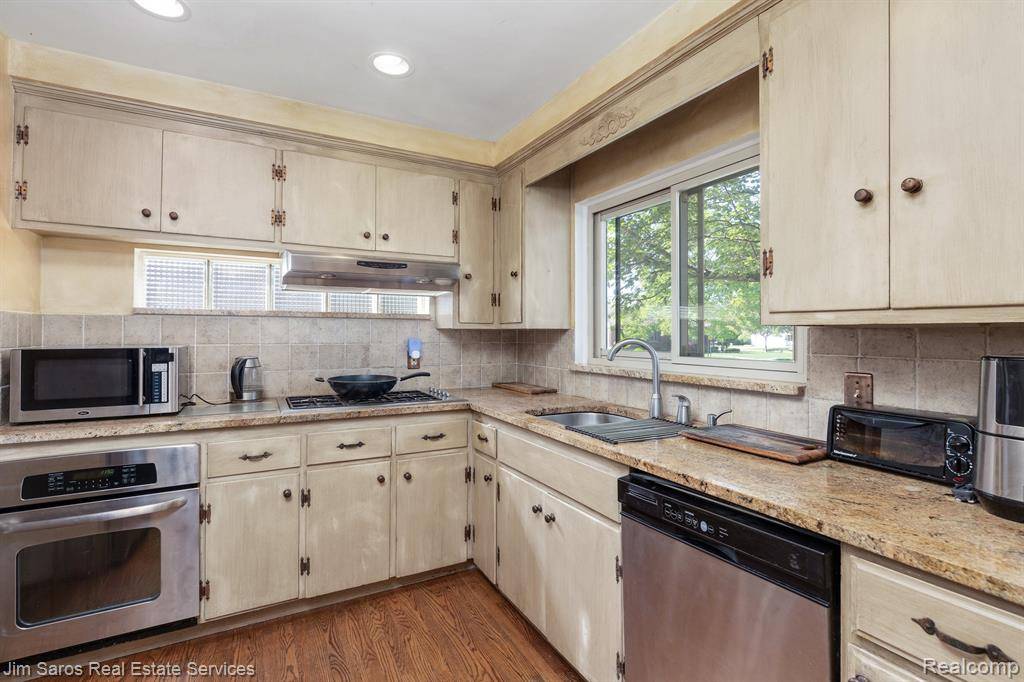 Grosse Pointe Woods, MI 48236,935 S BRYS Drive