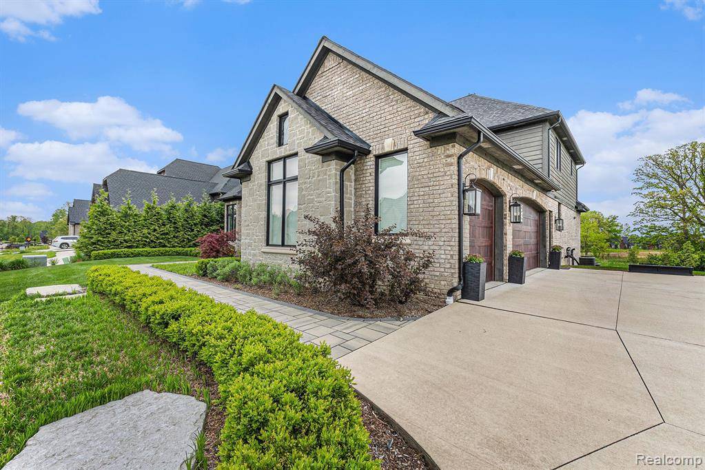 Shelby Twp, MI 48316,2106 LEEWOOD Drive