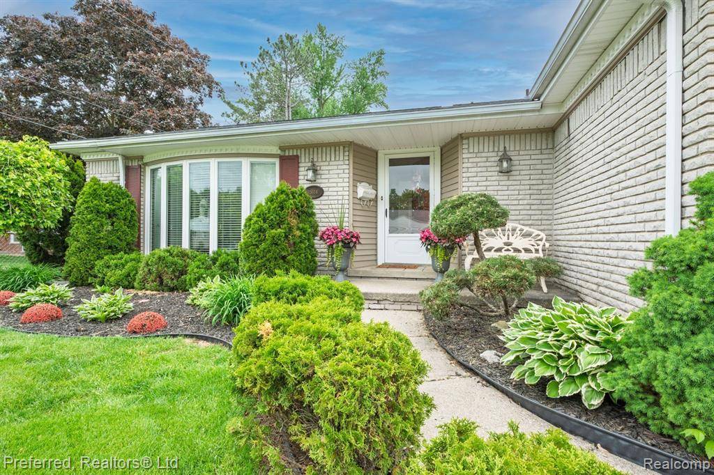 Plymouth Twp, MI 48170,15114 MAPLEWOOD Lane