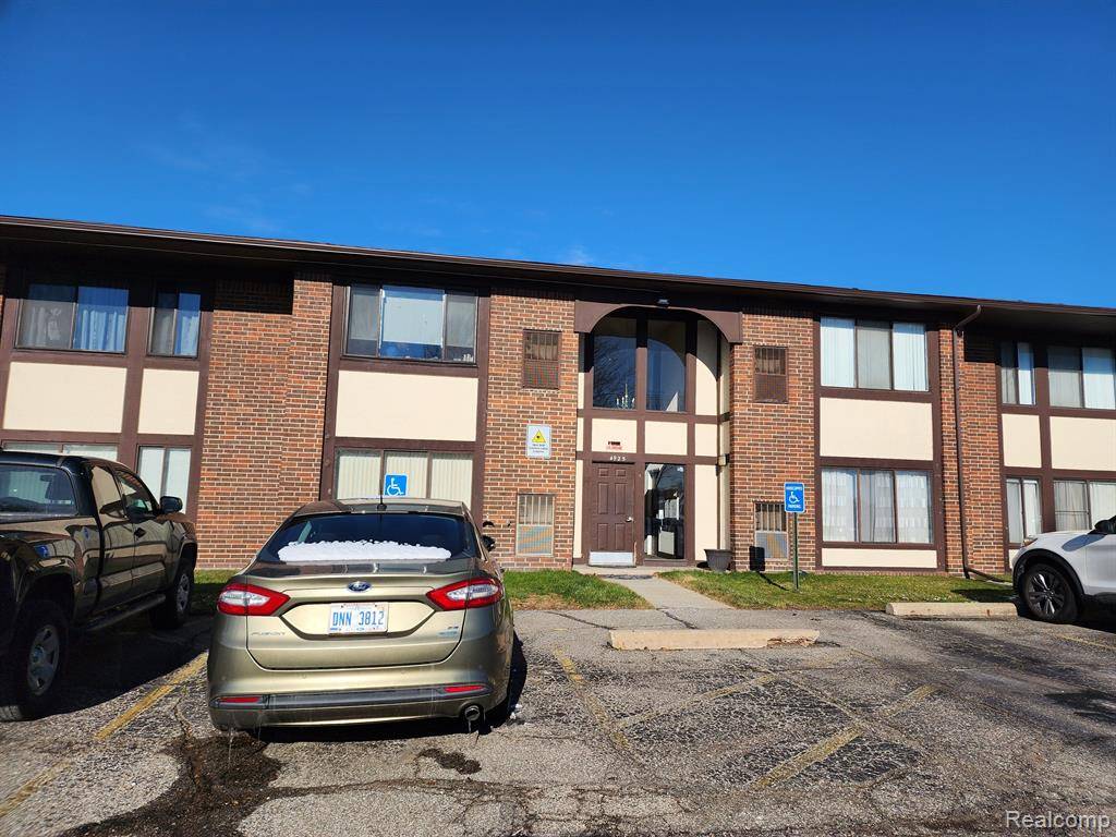 Warren, MI 48091,4925  E 10 Mile Rd   Road 5
