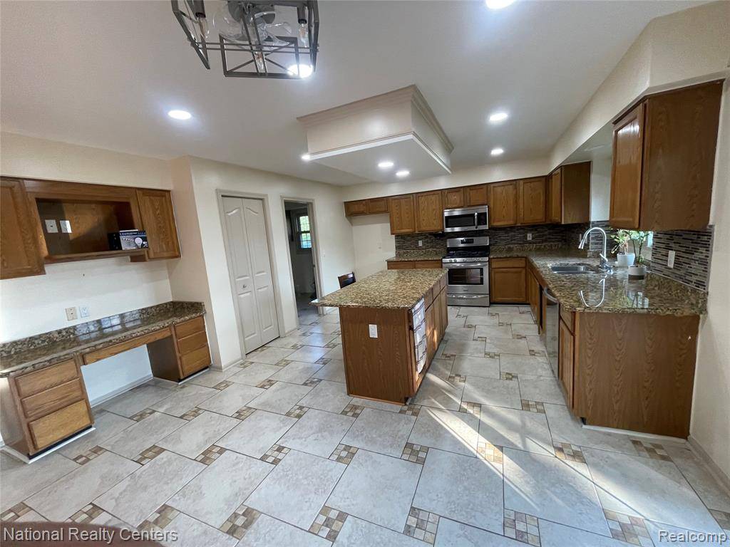 Canton Twp, MI 48188,46740 CLUB