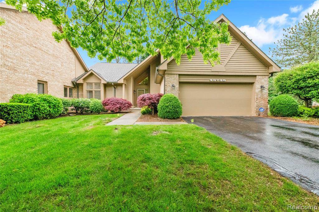 Farmington Hills, MI 48331,29739 NOVA WOODS Drive 12 32