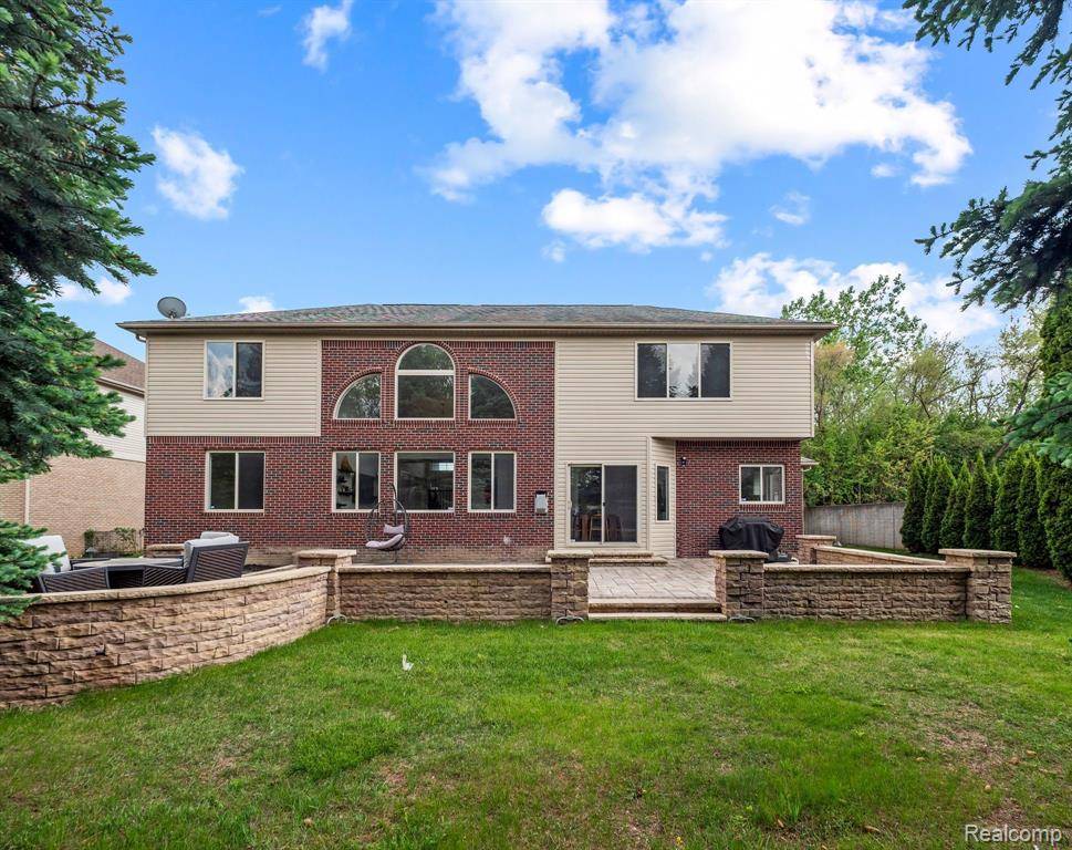 Troy, MI 48083,1231 BURNS Drive