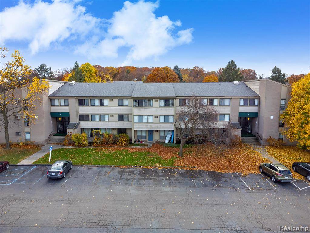 Waterford Twp, MI 48328,930 VILLAGE GREEN Lane