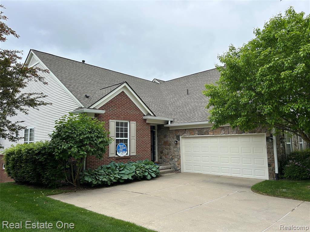 Milford Vlg, MI 48381,748 KNOLLS LANDING Drive