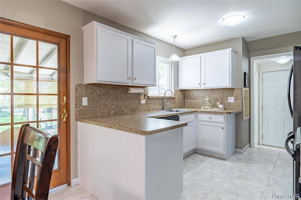 Roseville, MI 48066,15840 E 13 MILE Road