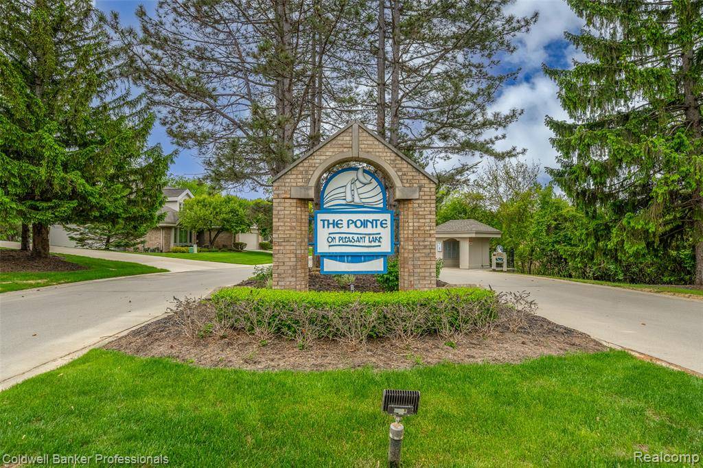 West Bloomfield Twp, MI 48322,6560 Pleasant Lake Court 11