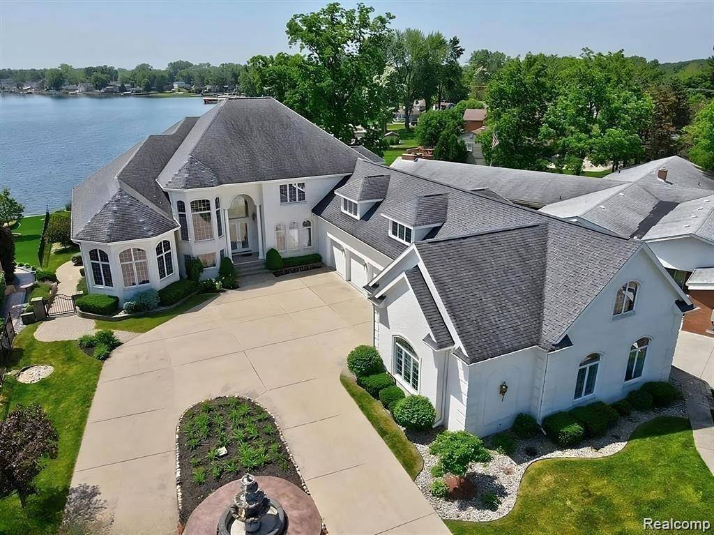 Fenton Twp, MI 48430,2571 N LONG LAKE Road