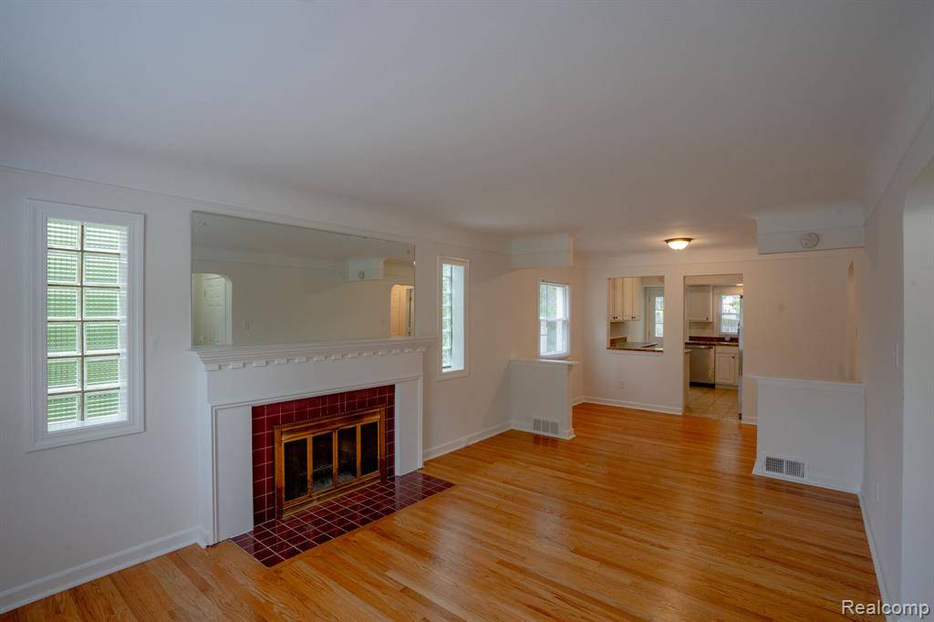 Grosse Pointe Woods, MI 48236,2368 ALLARD Avenue