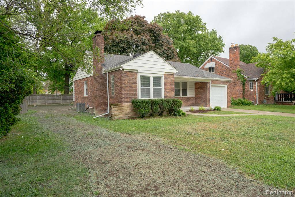 Grosse Pointe Woods, MI 48236,2368 ALLARD Avenue