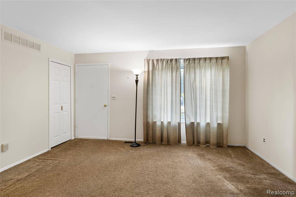 Clinton Twp, MI 48035,34348 New York Street