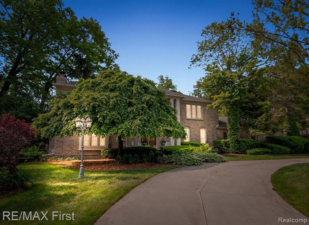 Bloomfield Hills, MI 48304,2983 Woodcreek Way