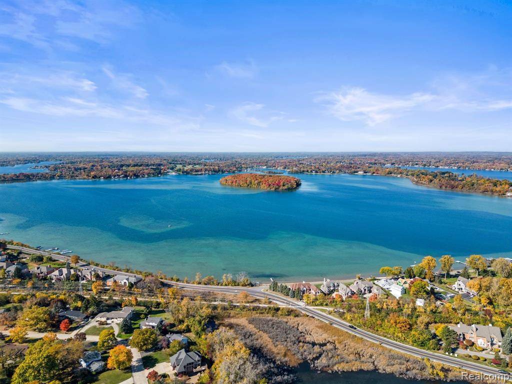 Orchard Lake Village, MI 48323,3856 VISTA Lane