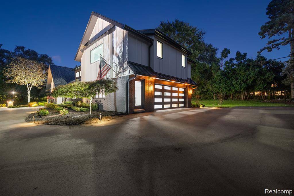 Bloomfield Twp, MI 48302,1367 W LONG LAKE Road