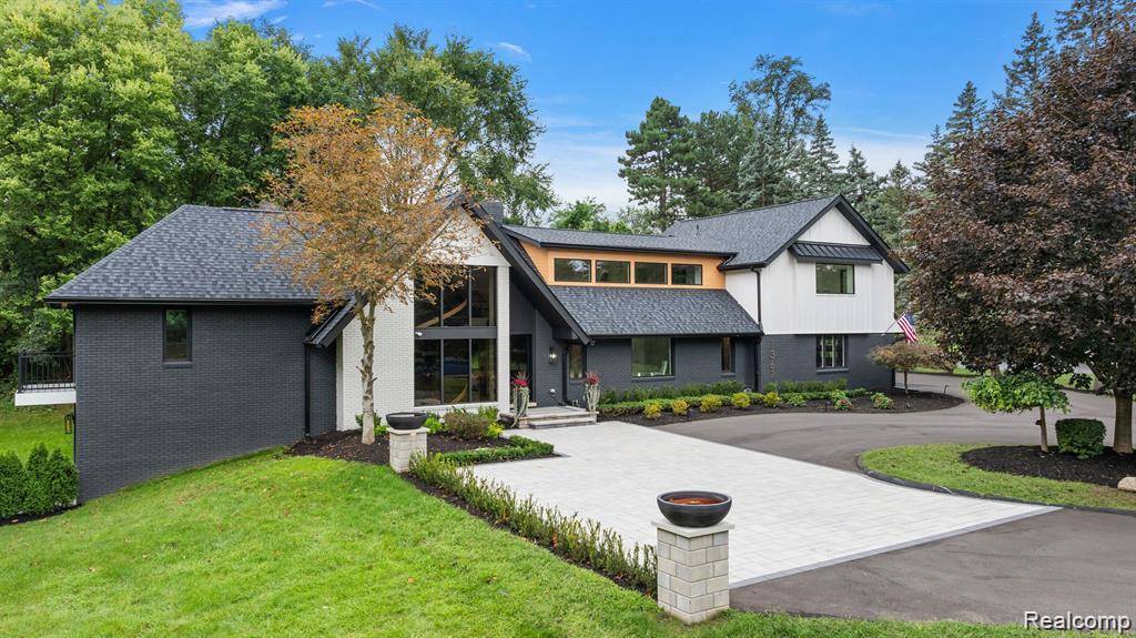 Bloomfield Twp, MI 48302,1367 W LONG LAKE Road