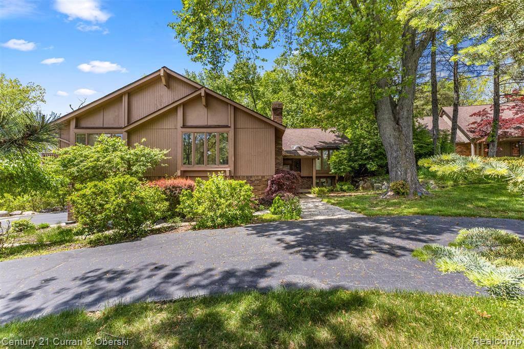 West Bloomfield Twp, MI 48323,2211 SHORE HILL Drive