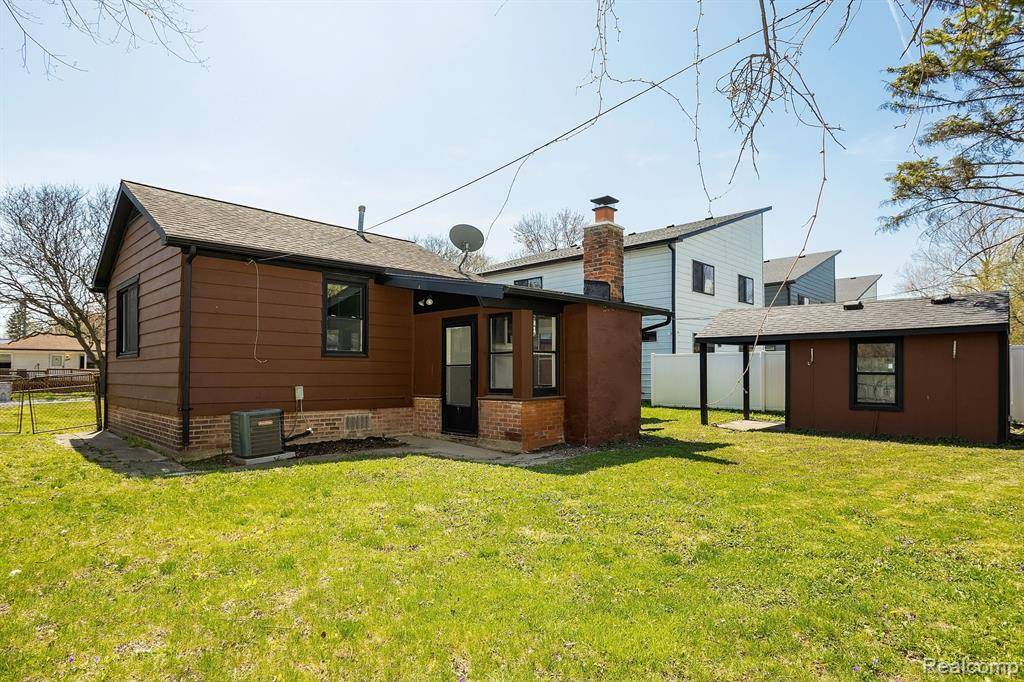 Hazel Park, MI 48030,374 W MADGE Avenue