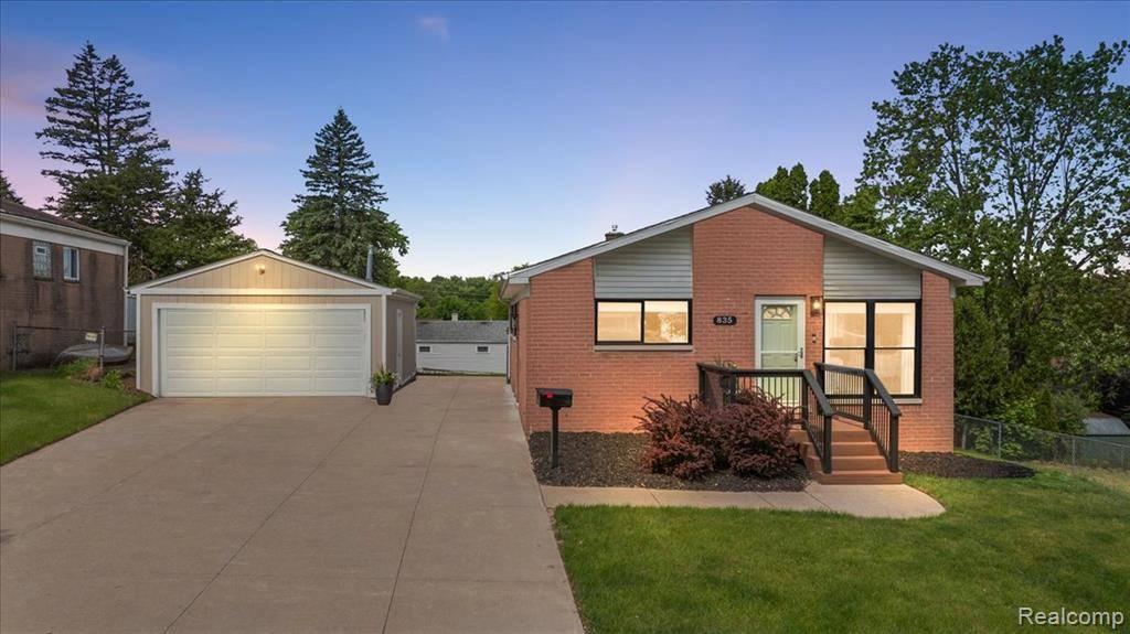 Milford Vlg, MI 48381,835 Manor Drive W