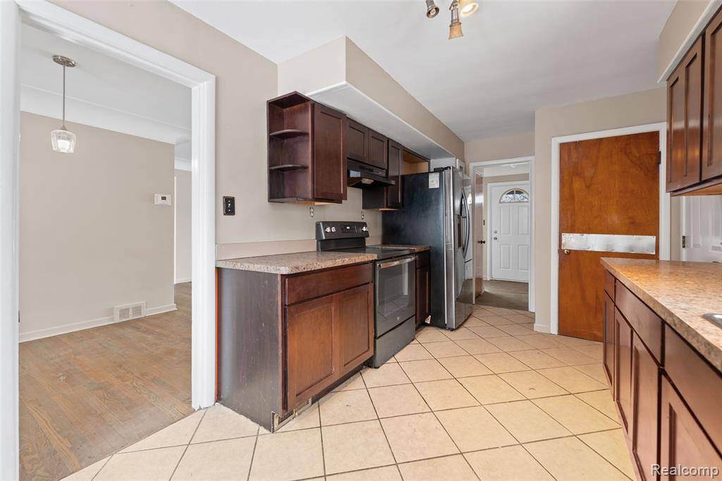 Grosse Pointe, MI 48236,2211 E 8 Mile Road