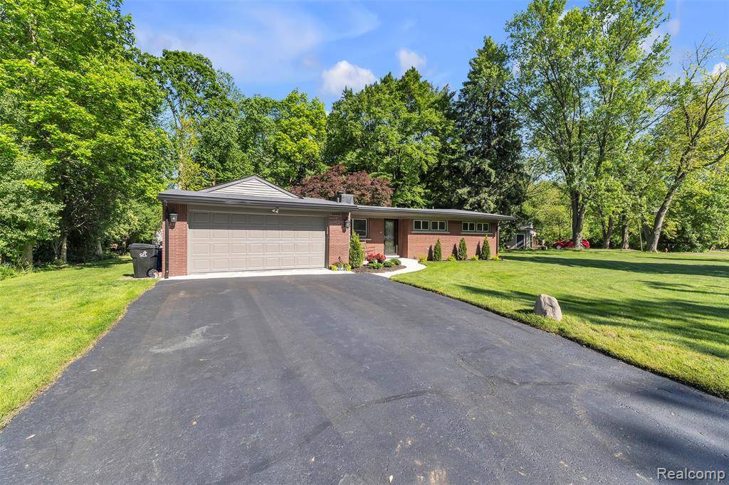 Farmington Hills, MI 48334,28200 E Greenmeadow Circle