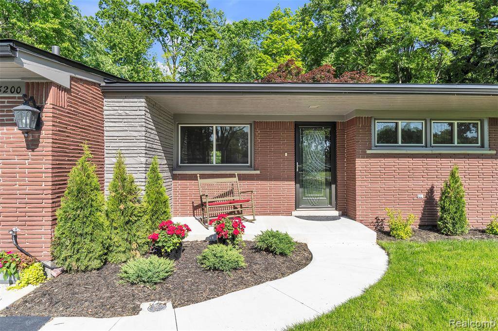 Farmington Hills, MI 48334,28200 E Greenmeadow Circle