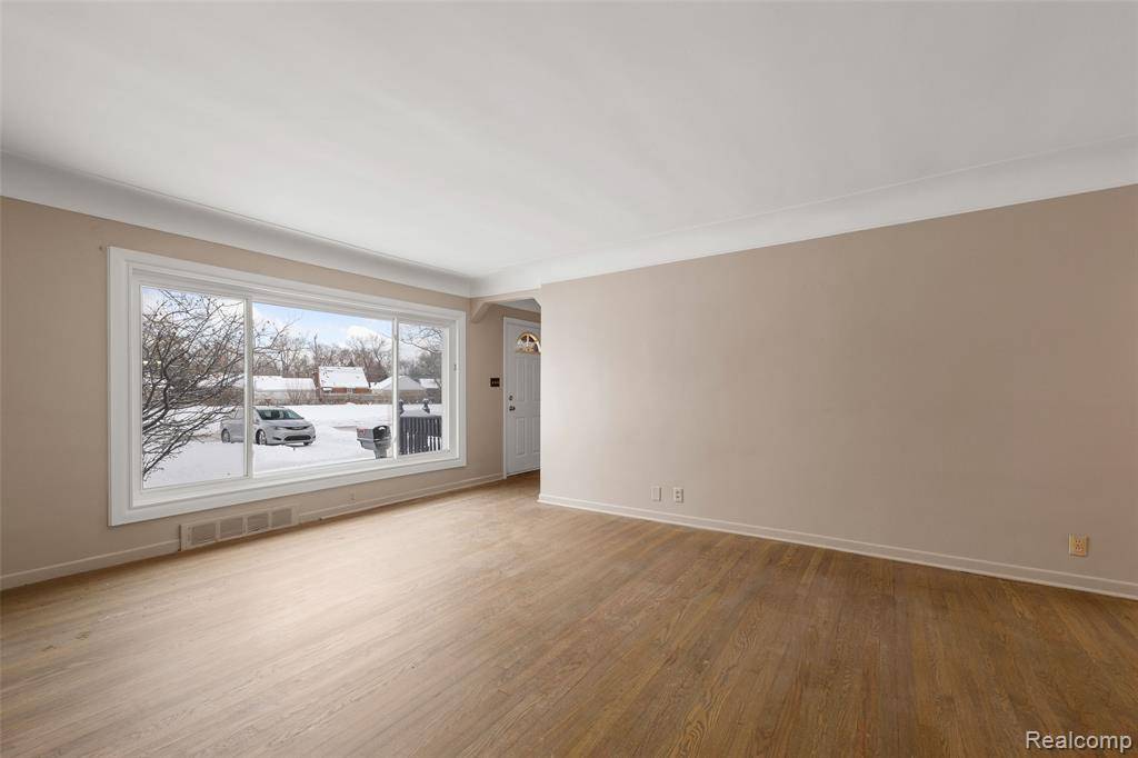 Grosse Pointe Woods, MI 48236,2211 E 8 Mile Road