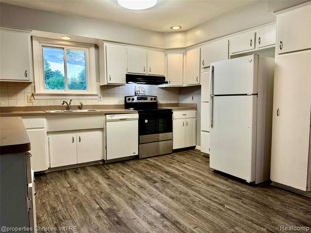 Dearborn Heights, MI 48127,20195 River Oaks Drive