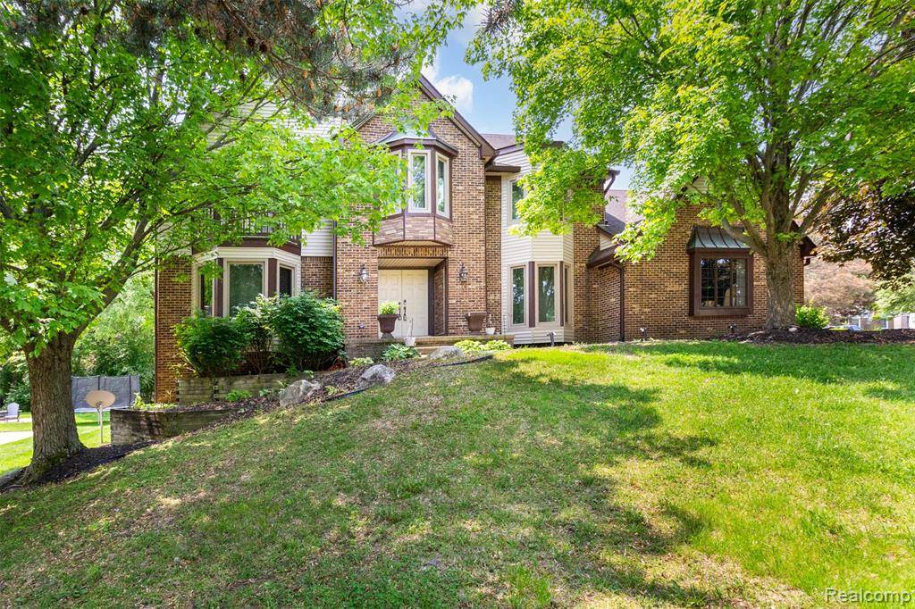 Farmington Hills, MI 48167,38649 Deerwood Court