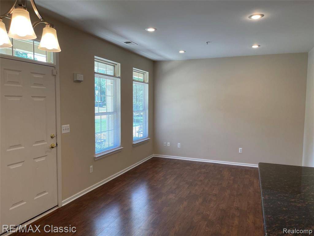 Walled Lake, MI 48390,530 RED OAK Court