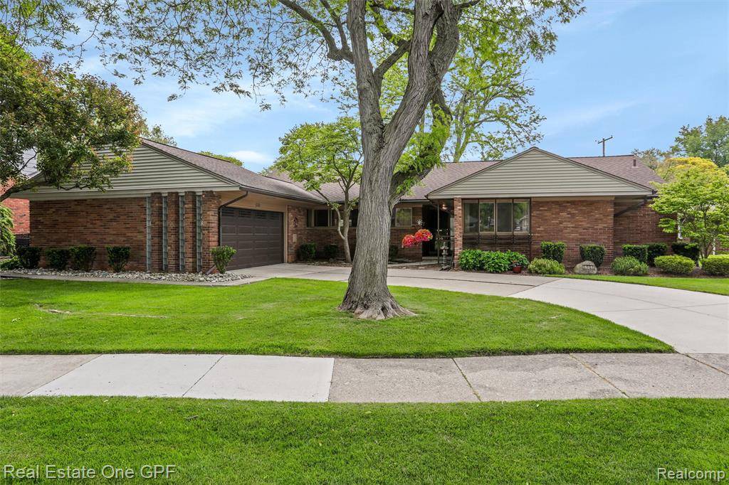 Grosse Pointe Farms, MI 48236,439 Barclay Road