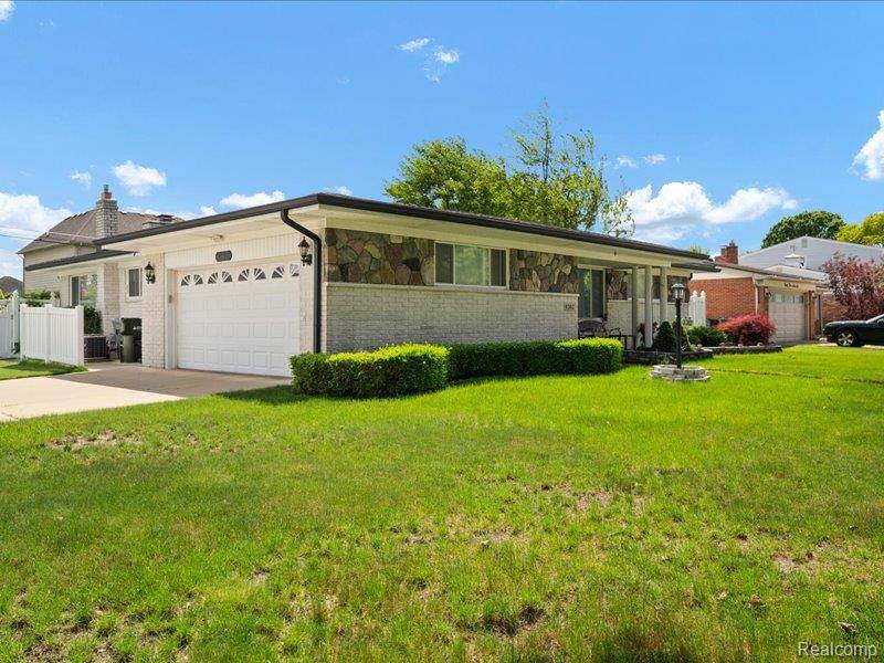 Sterling Heights, MI 48312,8382 Fairfax Drive