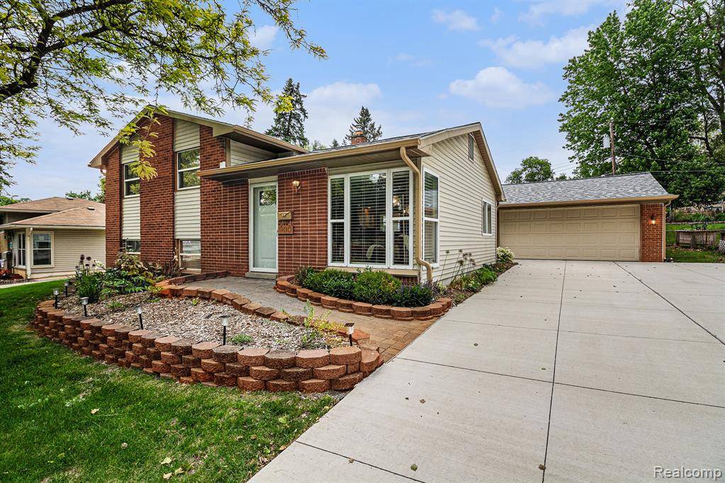 Milford Vlg, MI 48381,900 Bird Song Drive