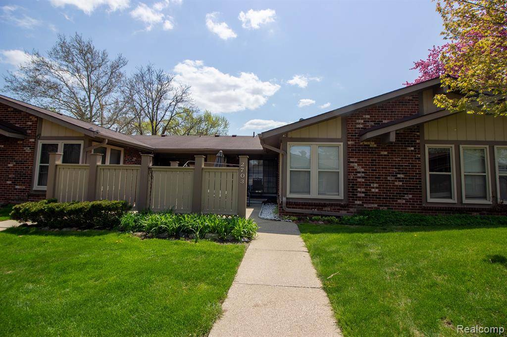 Troy, MI 48083,2703 ROUNDTREE Drive