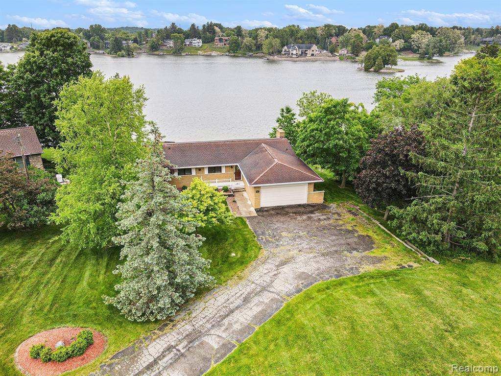 Fenton, MI 48430,7038 Driftwood Drive