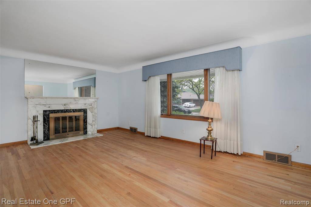 Grosse Pointe Woods, MI 48236,19998 Fairway Drive
