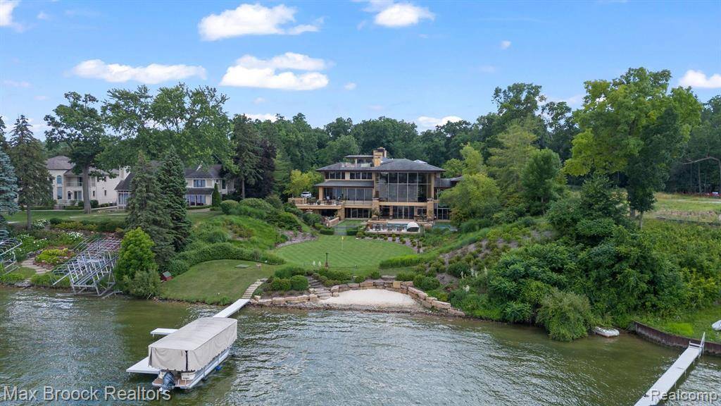 Orchard Lake Village, MI 48324,4790 DOW RIDGE Road