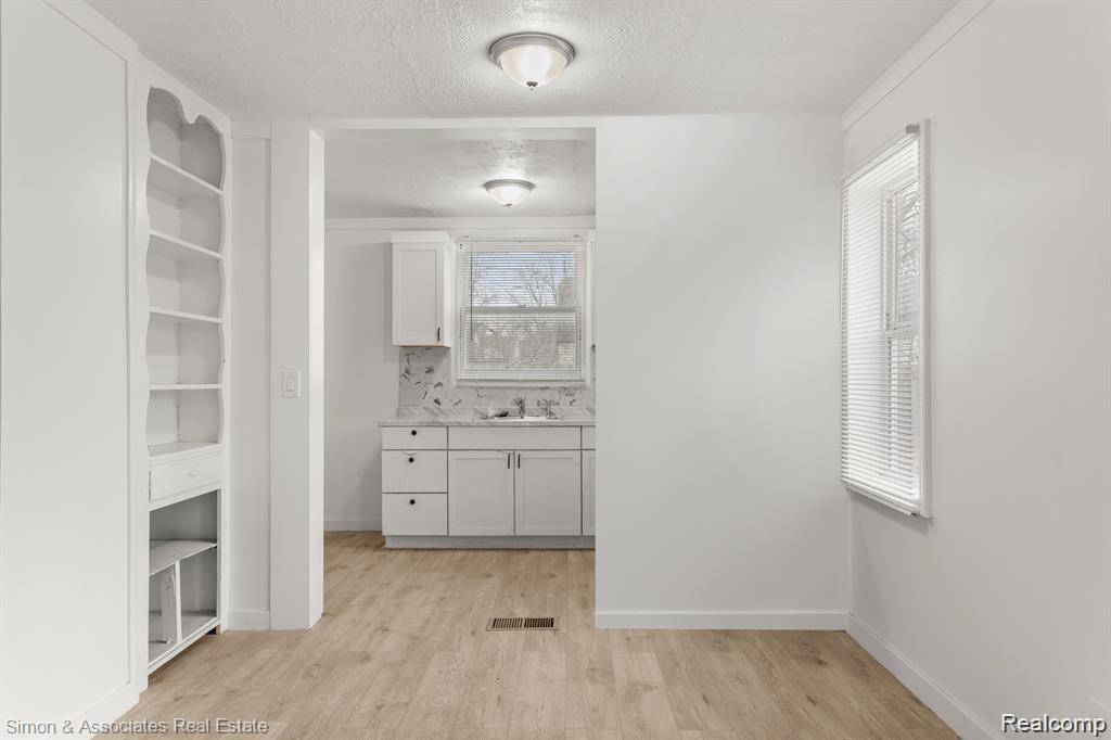 Dearborn Heights, MI 48127,7512 Hazelton