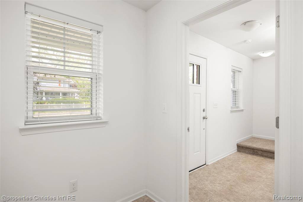 Royal Oak, MI 48073,3538 Rochester Rd