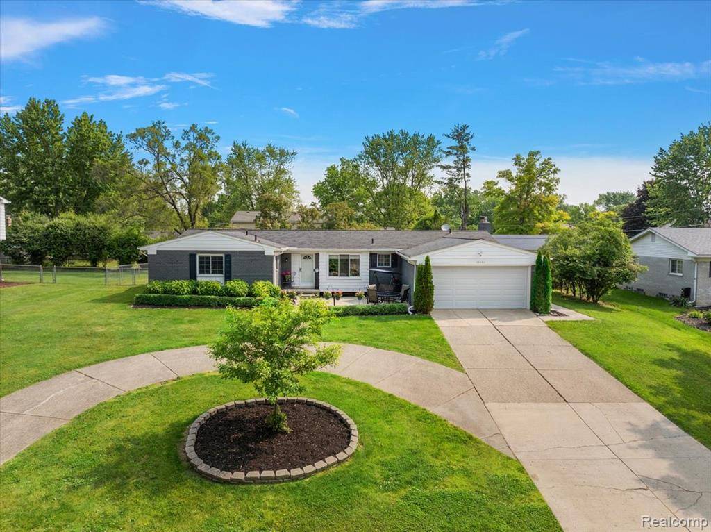 Farmington Hills, MI 48336,25692 Chapelweigh Drive